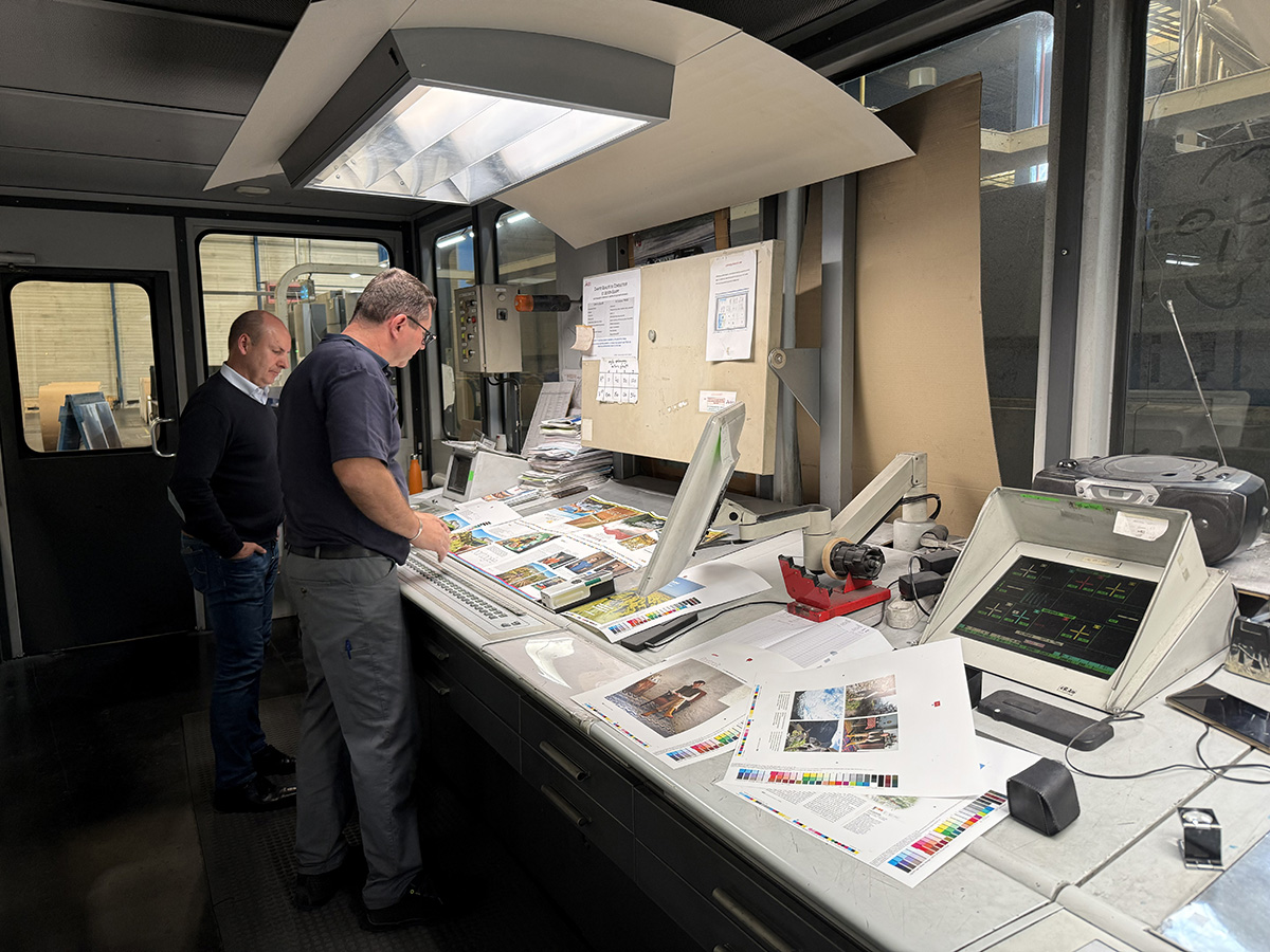 L'équipe de l'imprimerie devant le pupitre des rotatives